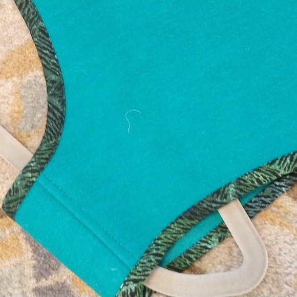 Artisan made wool vest with contrast trim - Picture 6 of 7